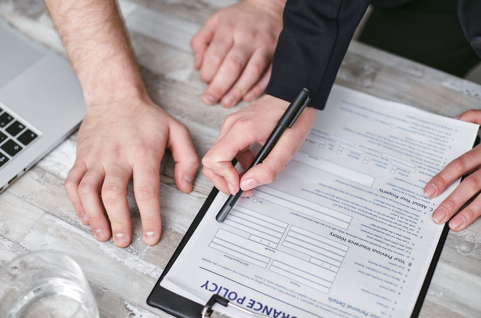 Assurance & courtage : instruire les dossiers plus vite, sans rogner sur la conformité