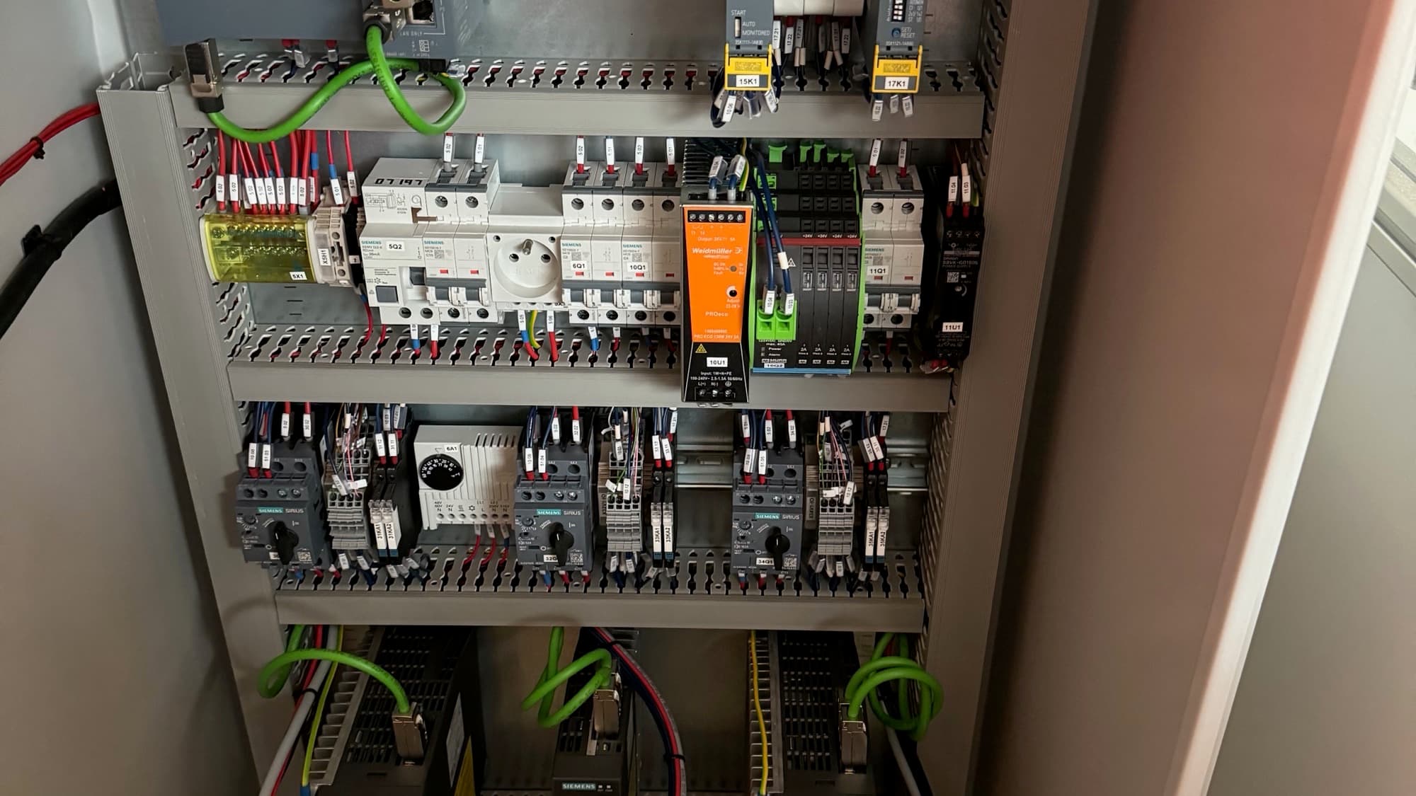 Armoire électrique câblée : automate, disjoncteurs et variateurs.