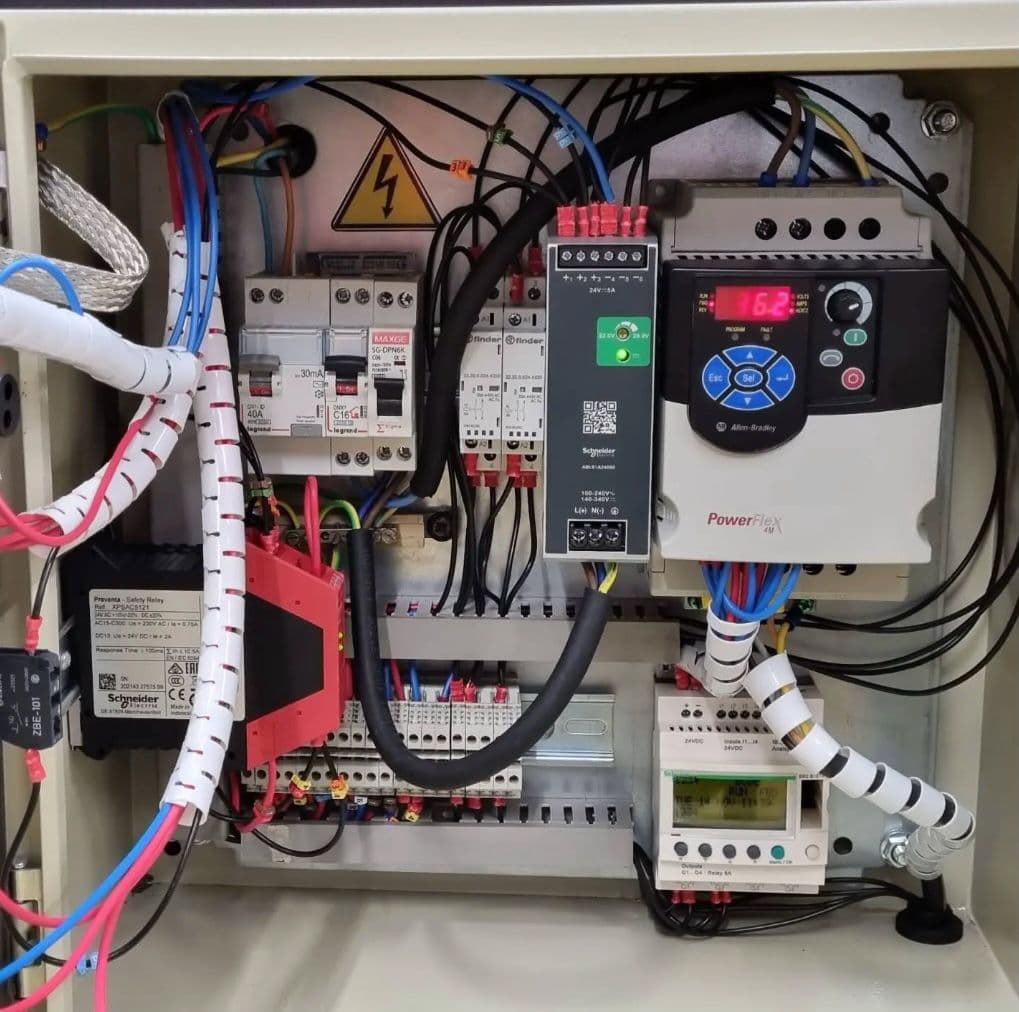 Armoire électrique de la machine remise aux normes CE