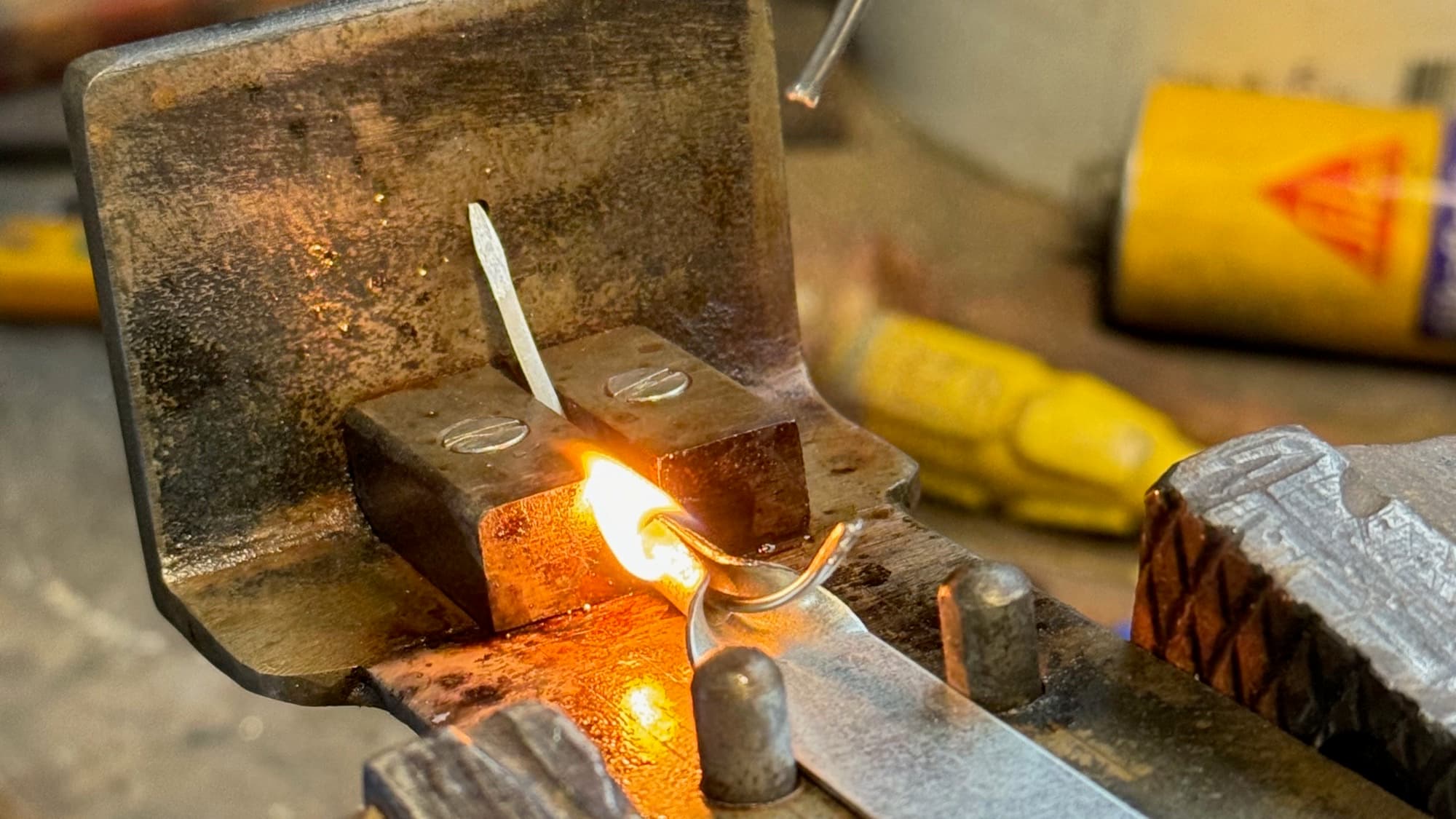 Brasage d'une griffe d'essai sur son gabarit de fabrication.