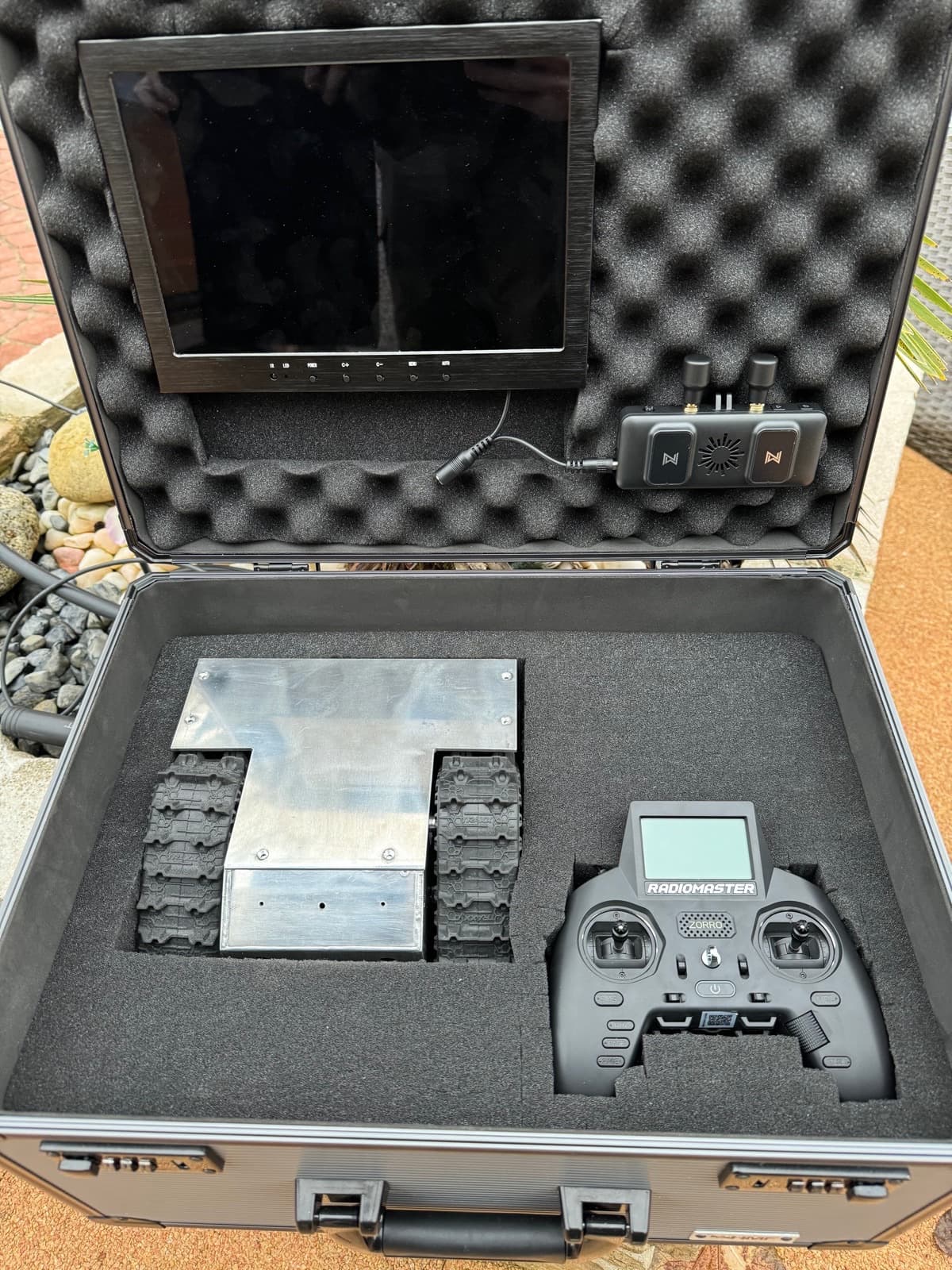 La valise de pilotage du rover : écran, radiocommande, mousses sur mesure.