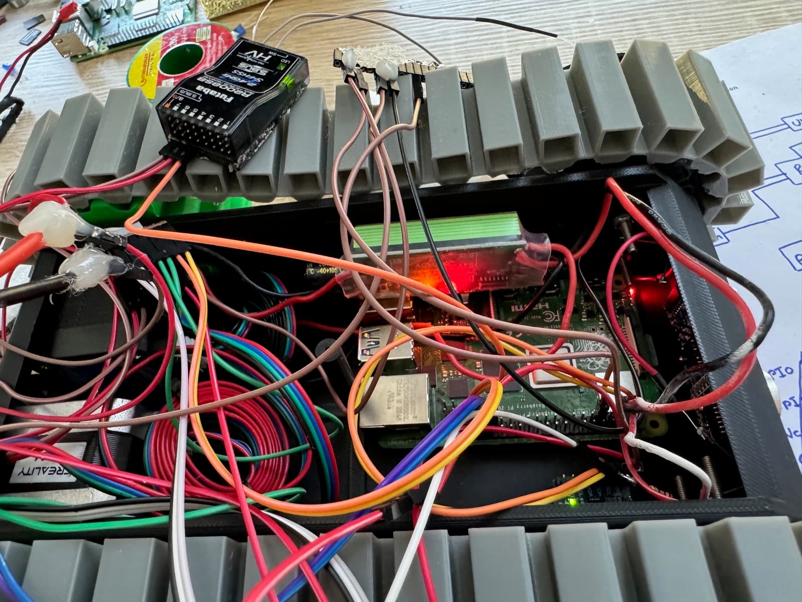 L'électronique embarquée du rover en cours de câblage.