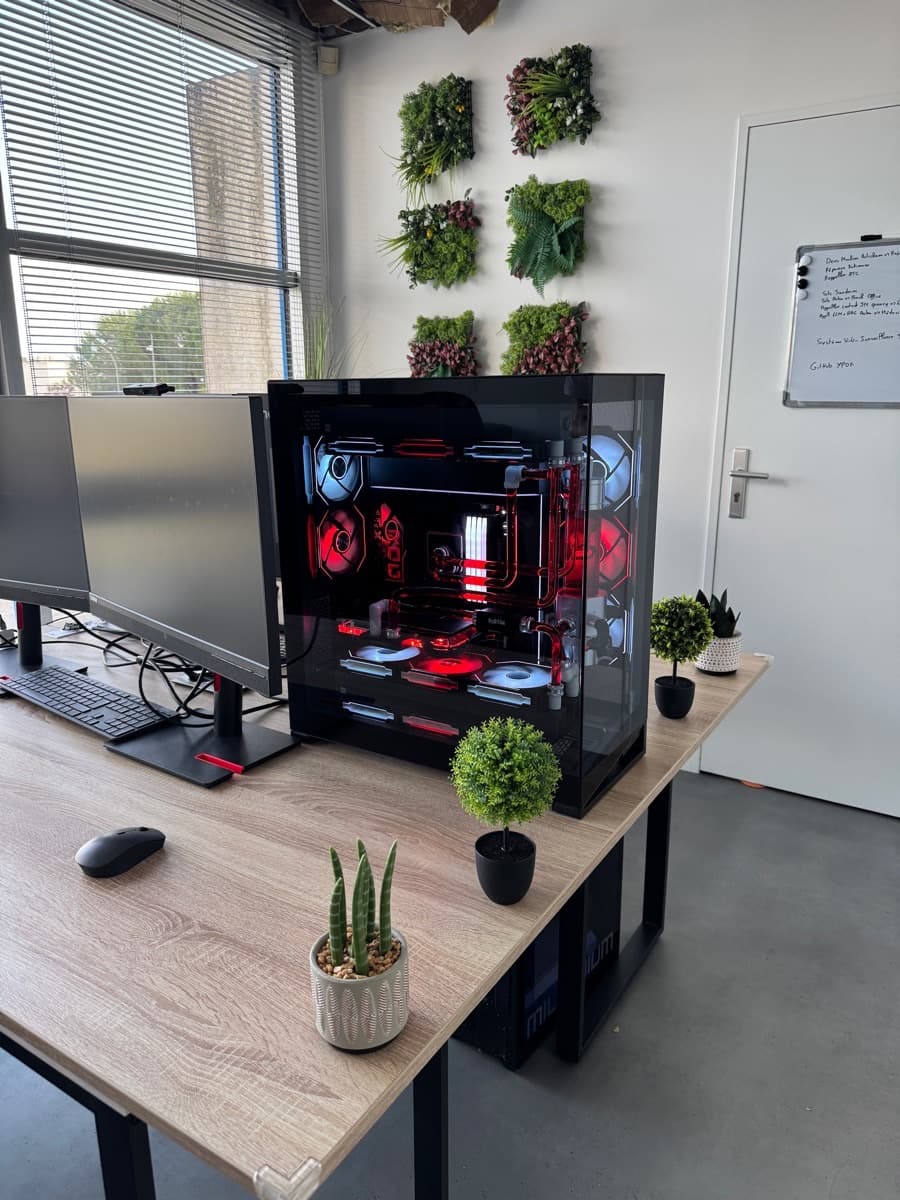 La station de calcul IA vue de face, watercooling apparent.