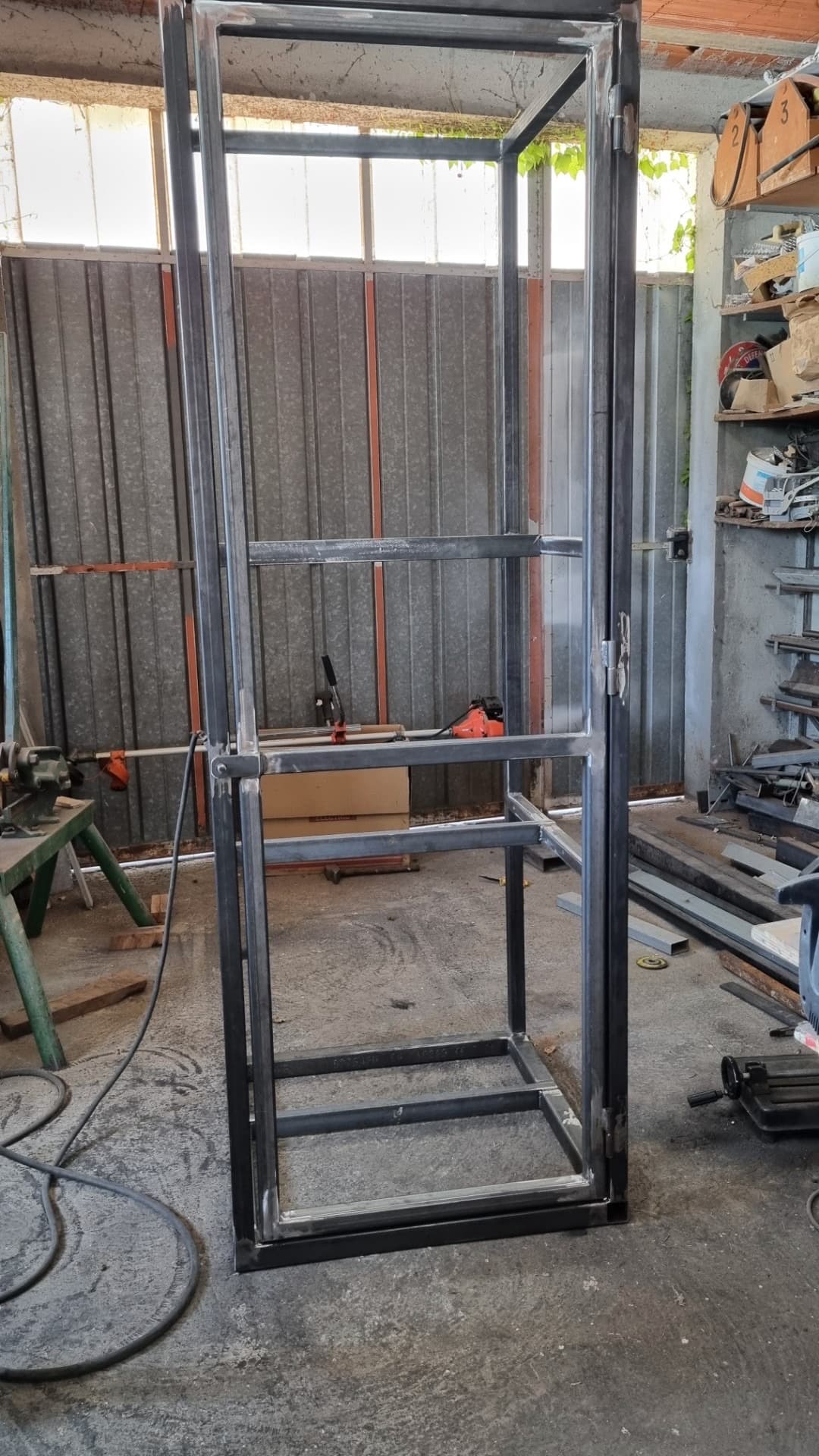 Structure métallique mécano-soudée dans l'atelier.