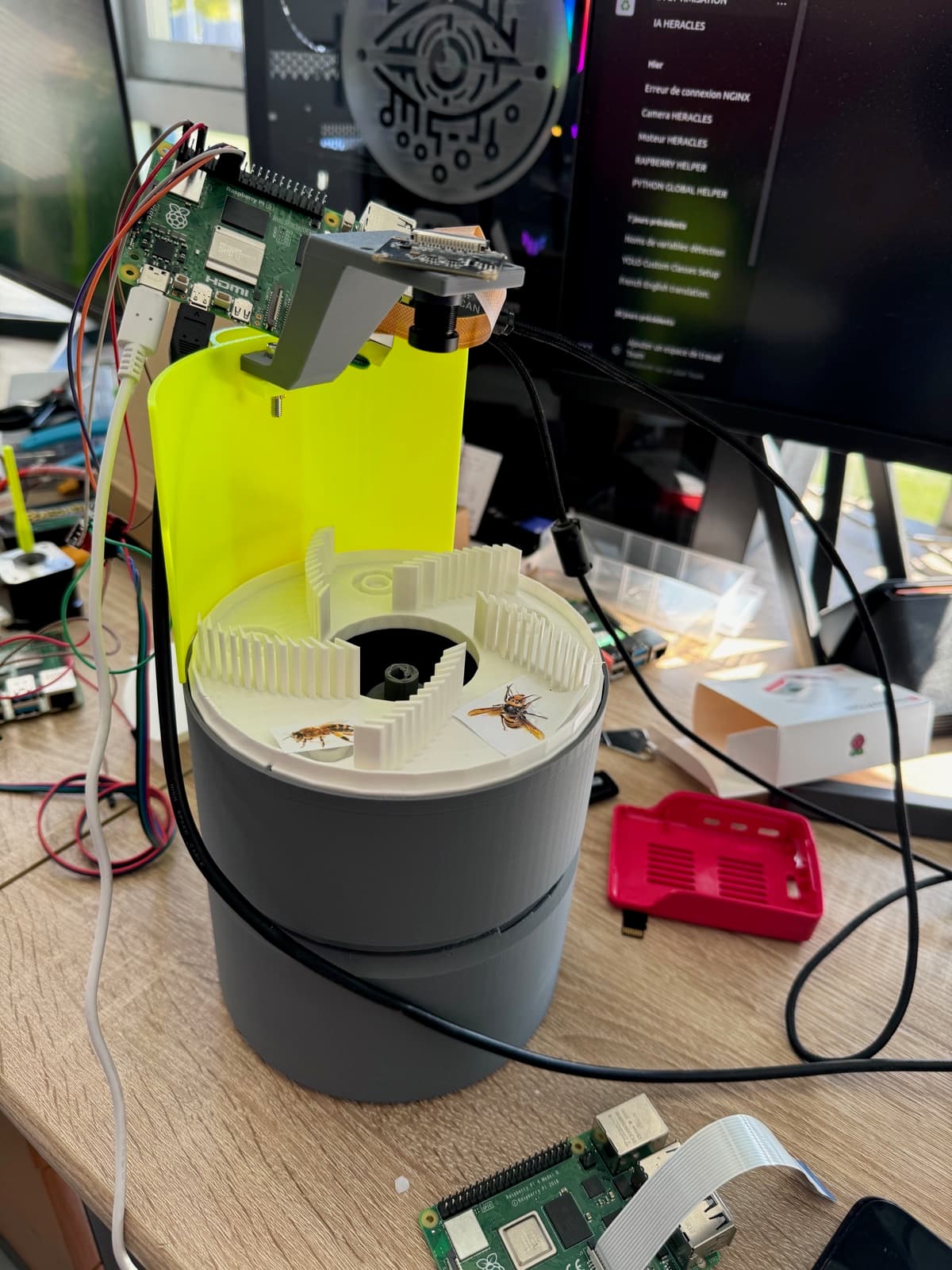 Le banc Héraclès : caméra sur Raspberry Pi au-dessus d'un plateau tournant imprimé en 3D.